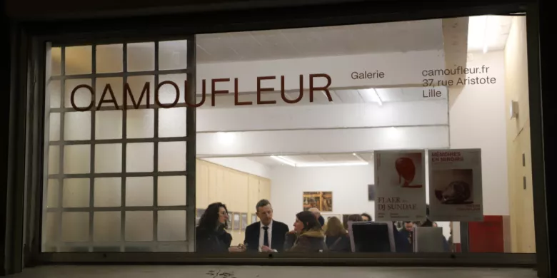 Vitrine de la Galerie Camoufleur le soir